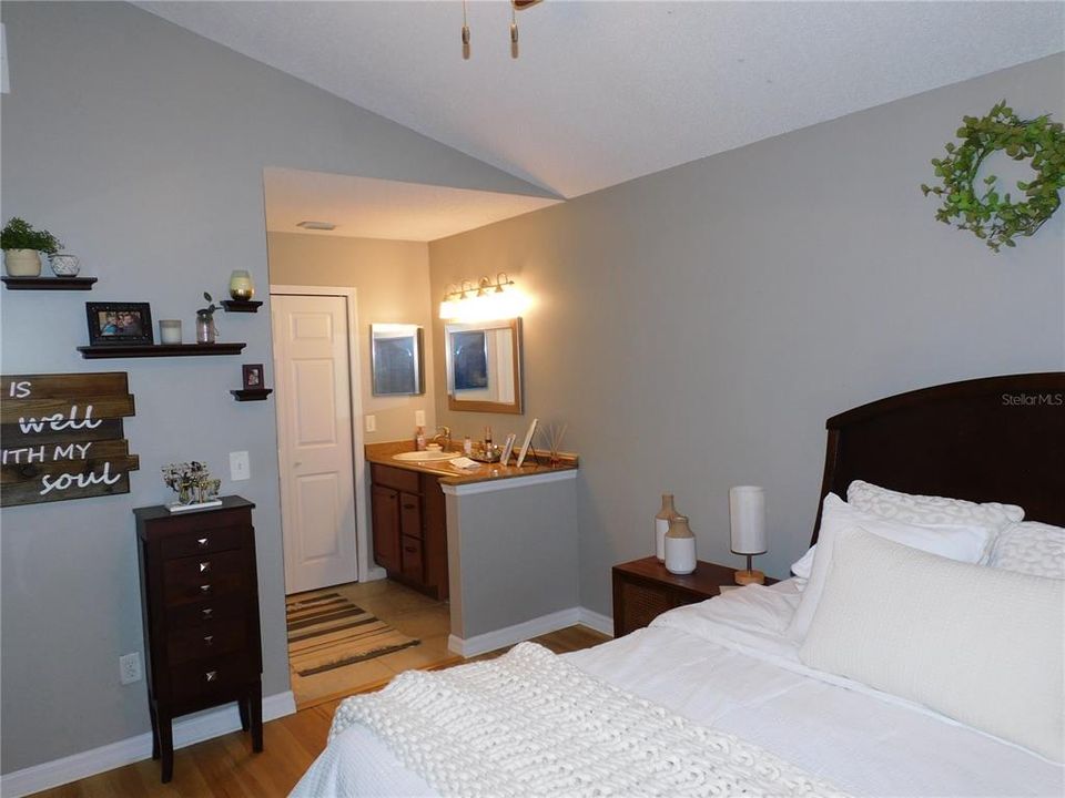 For Sale: $330,000 (2 beds, 2 baths, 1106 Square Feet)