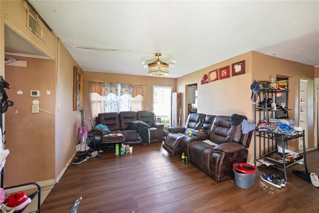 For Sale: $159,990 (3 beds, 1 baths, 1098 Square Feet)