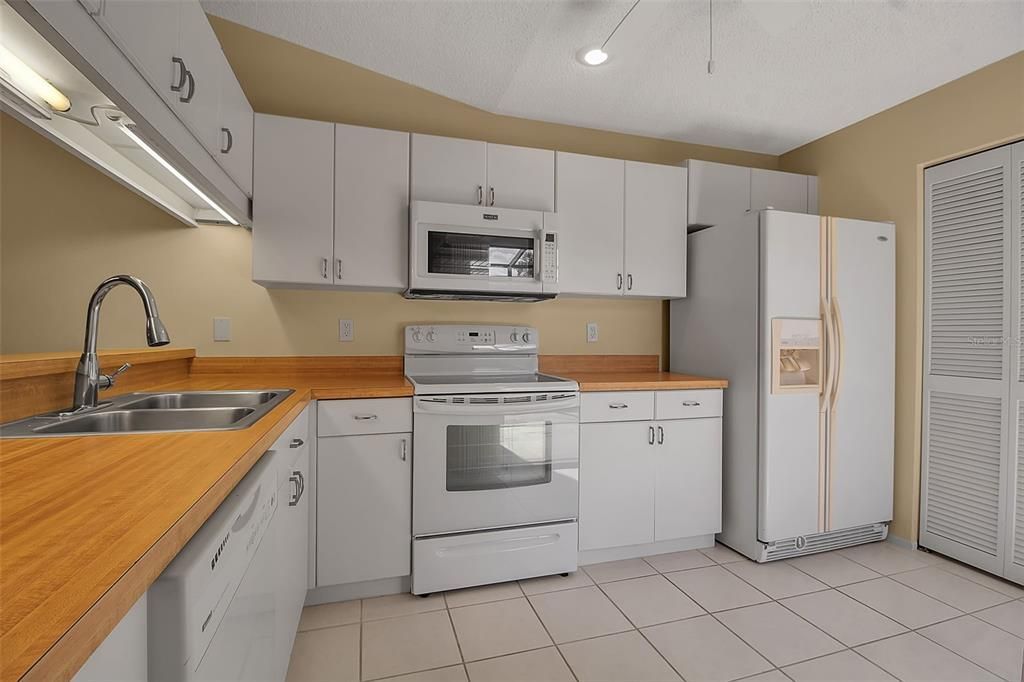 For Sale: $325,000 (2 beds, 2 baths, 1100 Square Feet)