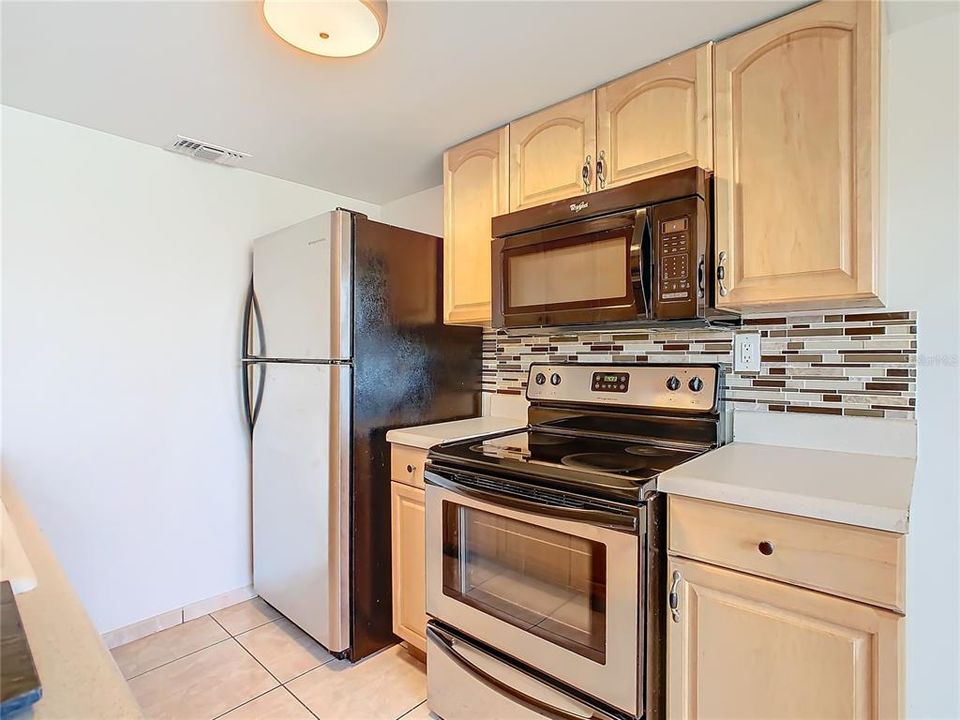 For Sale: $180,000 (2 beds, 1 baths, 872 Square Feet)