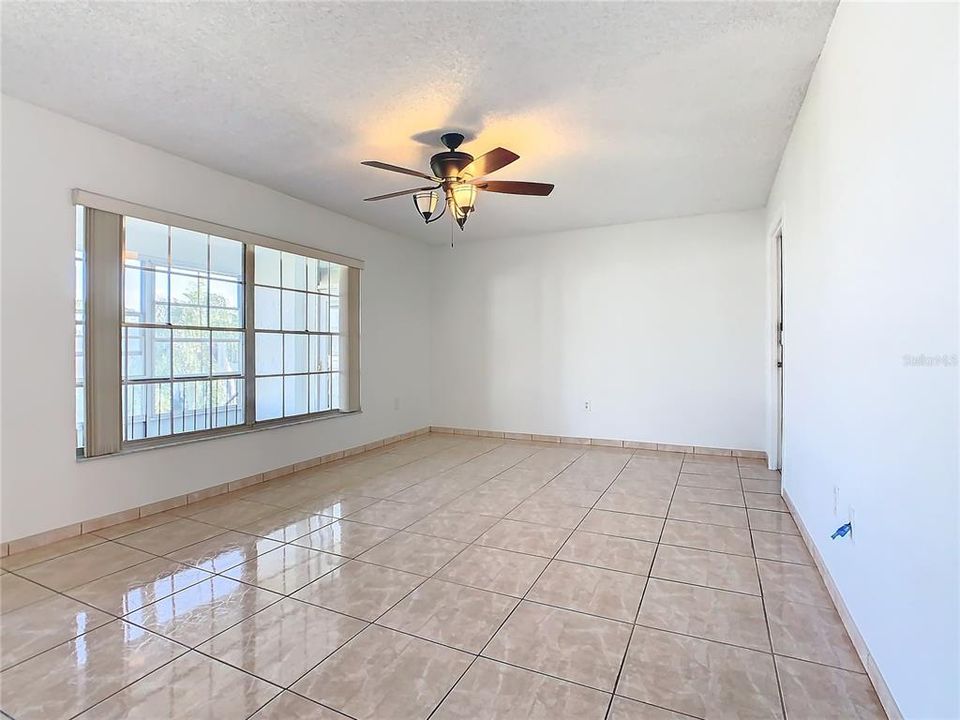 For Sale: $180,000 (2 beds, 1 baths, 872 Square Feet)