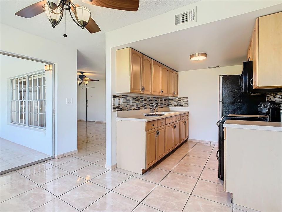 For Sale: $180,000 (2 beds, 1 baths, 872 Square Feet)