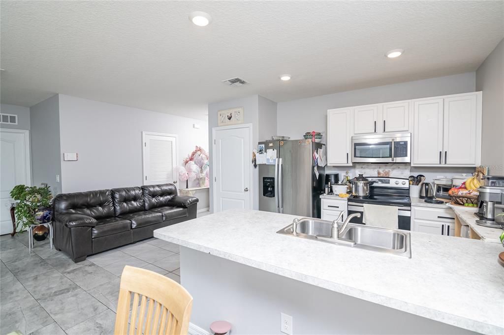 For Sale: $389,900 (4 beds, 2 baths, 1490 Square Feet)