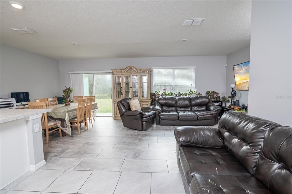 For Sale: $389,900 (4 beds, 2 baths, 1490 Square Feet)