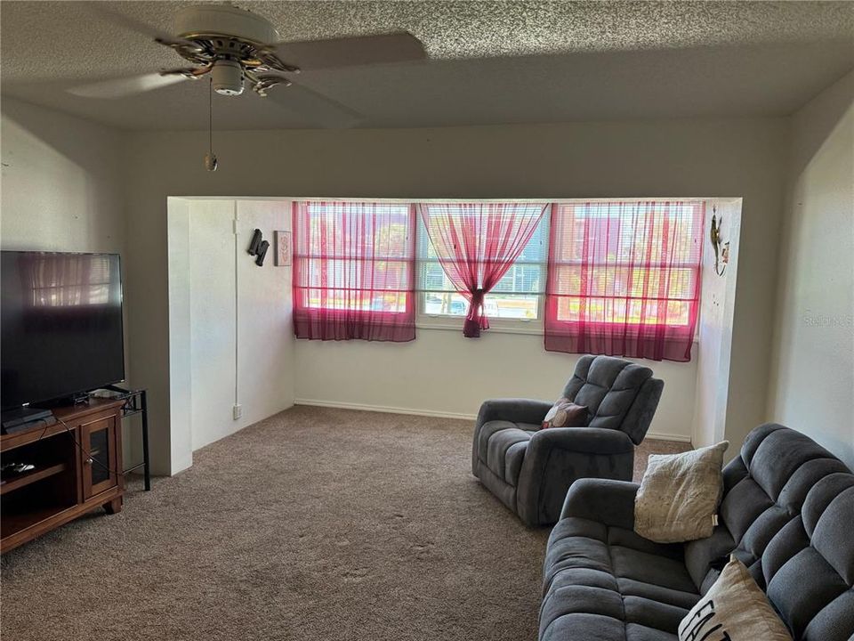 For Sale: $117,900 (2 beds, 2 baths, 919 Square Feet)