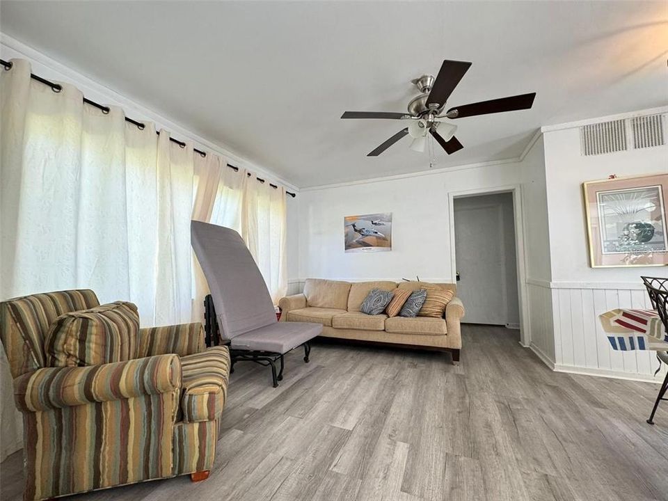 For Sale: $269,000 (2 beds, 2 baths, 918 Square Feet)