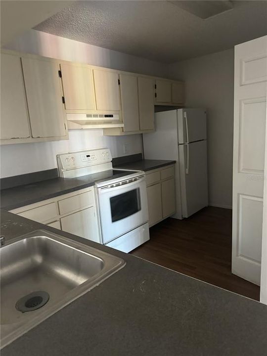 Active With Contract: $1,600 (2 beds, 2 baths, 1126 Square Feet)