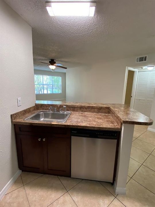 For Rent: $1,400 (1 beds, 1 baths, 735 Square Feet)