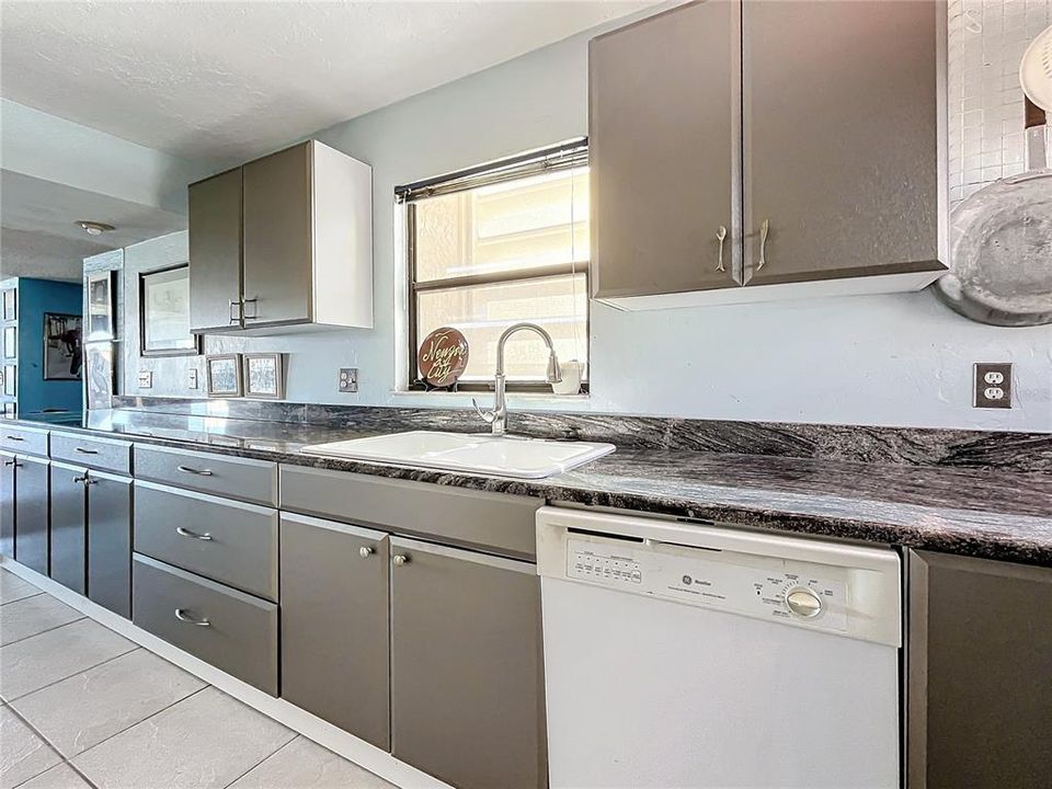 For Sale: $470,000 (2 beds, 2 baths, 1255 Square Feet)