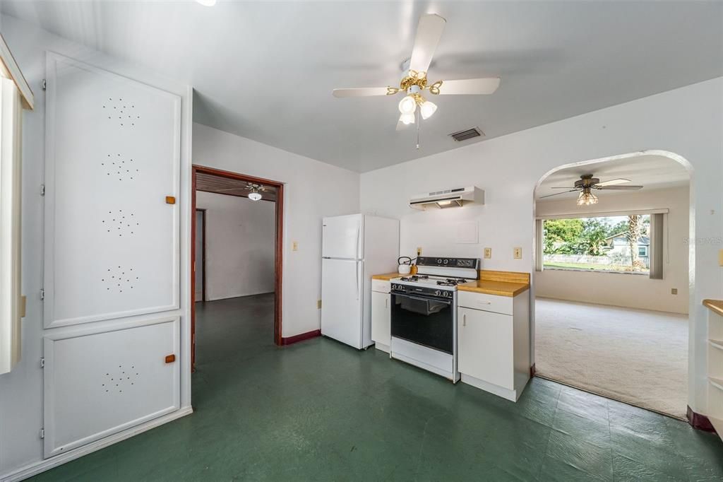 For Sale: $310,000 (3 beds, 2 baths, 1540 Square Feet)