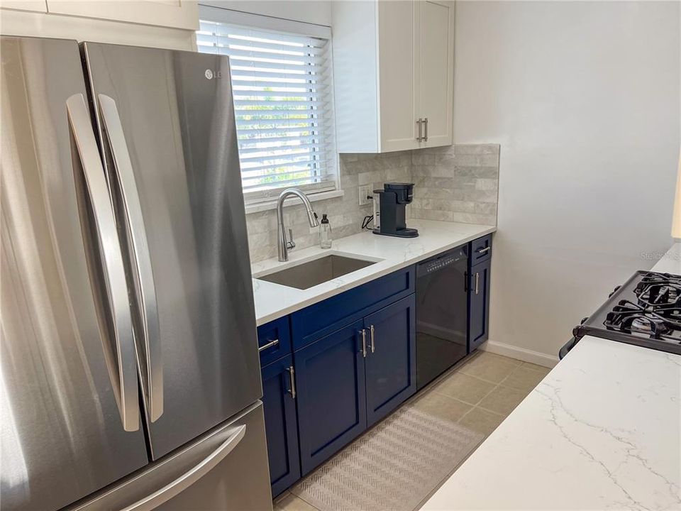 For Sale: $599,000 (2 beds, 2 baths, 925 Square Feet)