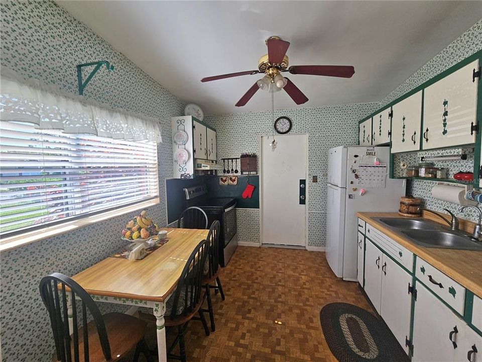 For Sale: $339,000 (2 beds, 1 baths, 1052 Square Feet)