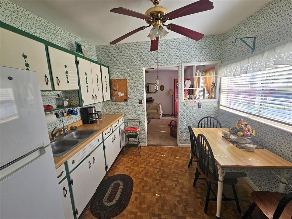 For Sale: $339,000 (2 beds, 1 baths, 1052 Square Feet)