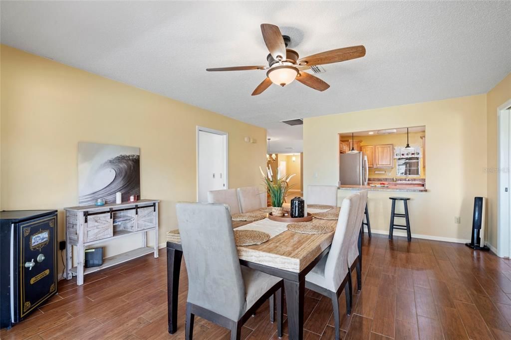 For Sale: $300,000 (2 beds, 2 baths, 1756 Square Feet)