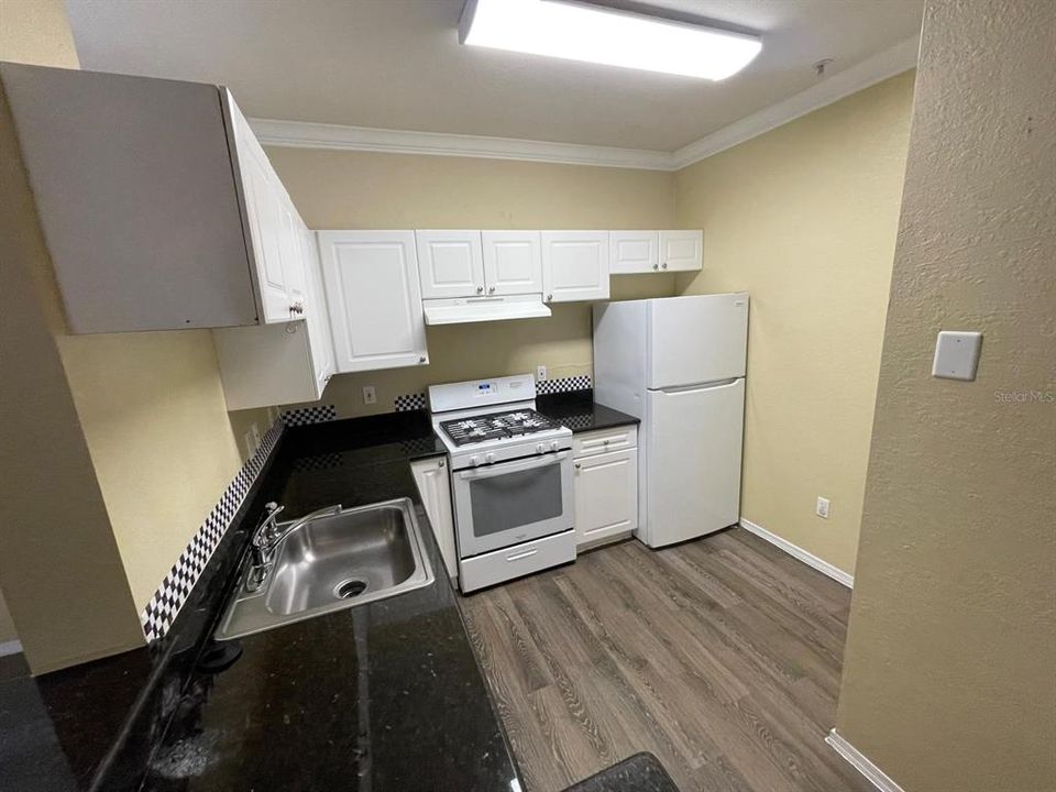 For Sale: $176,000 (2 beds, 1 baths, 1077 Square Feet)