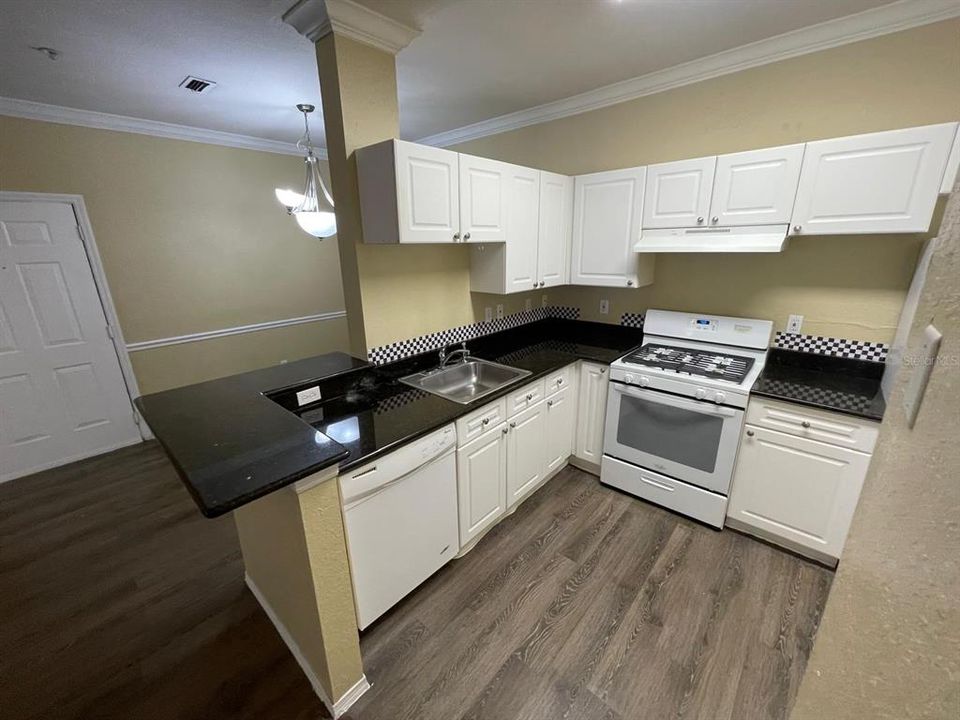 For Sale: $176,000 (2 beds, 1 baths, 1077 Square Feet)