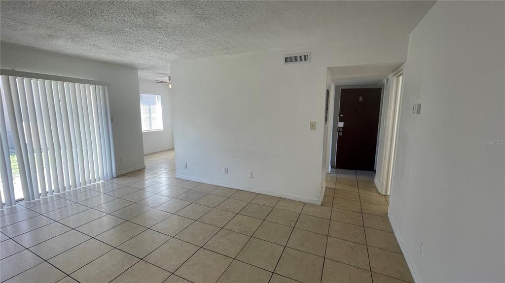 For Sale: $115,000 (1 beds, 1 baths, 707 Square Feet)