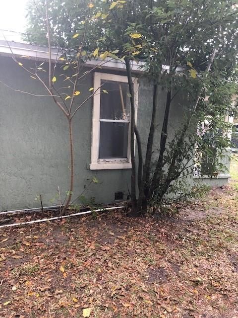 For Sale: $115,000 (2 beds, 1 baths, 856 Square Feet)