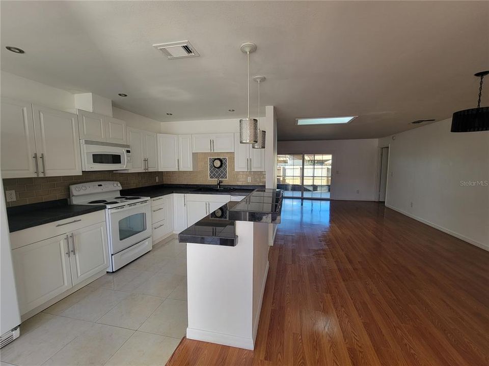 For Rent: $2,300 (3 beds, 2 baths, 1467 Square Feet)