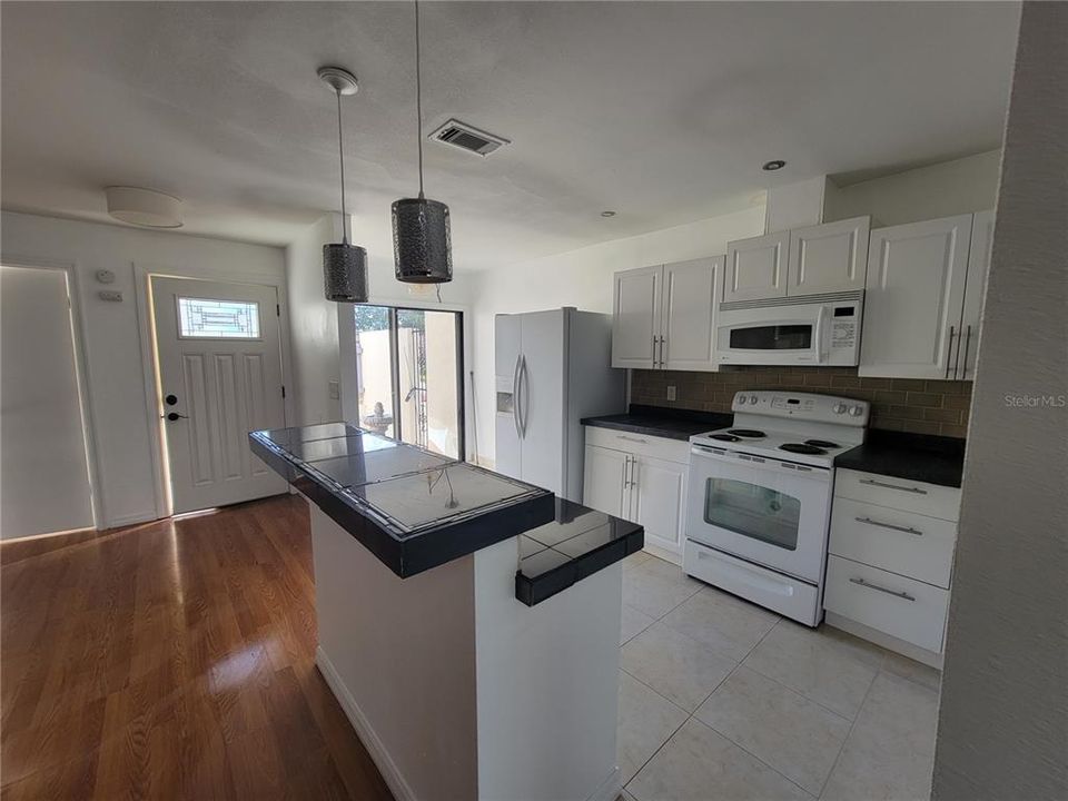 For Rent: $2,300 (3 beds, 2 baths, 1467 Square Feet)