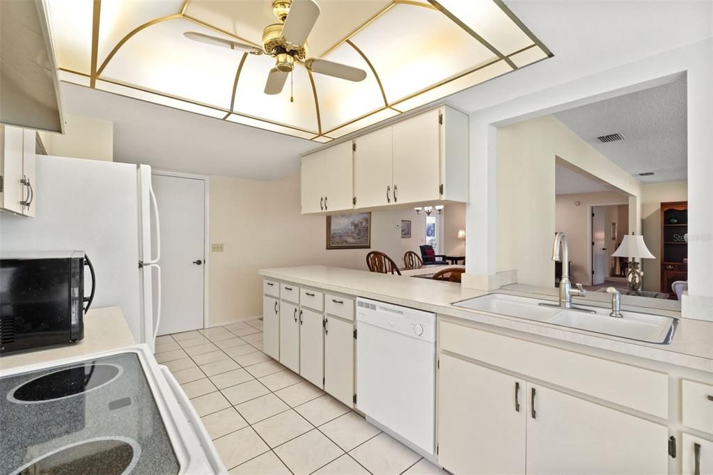 For Sale: $294,900 (2 beds, 2 baths, 1702 Square Feet)