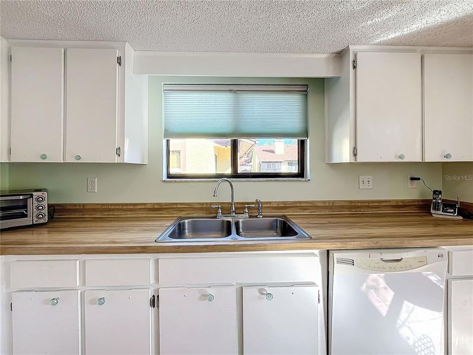 For Sale: $244,900 (2 beds, 2 baths, 1060 Square Feet)