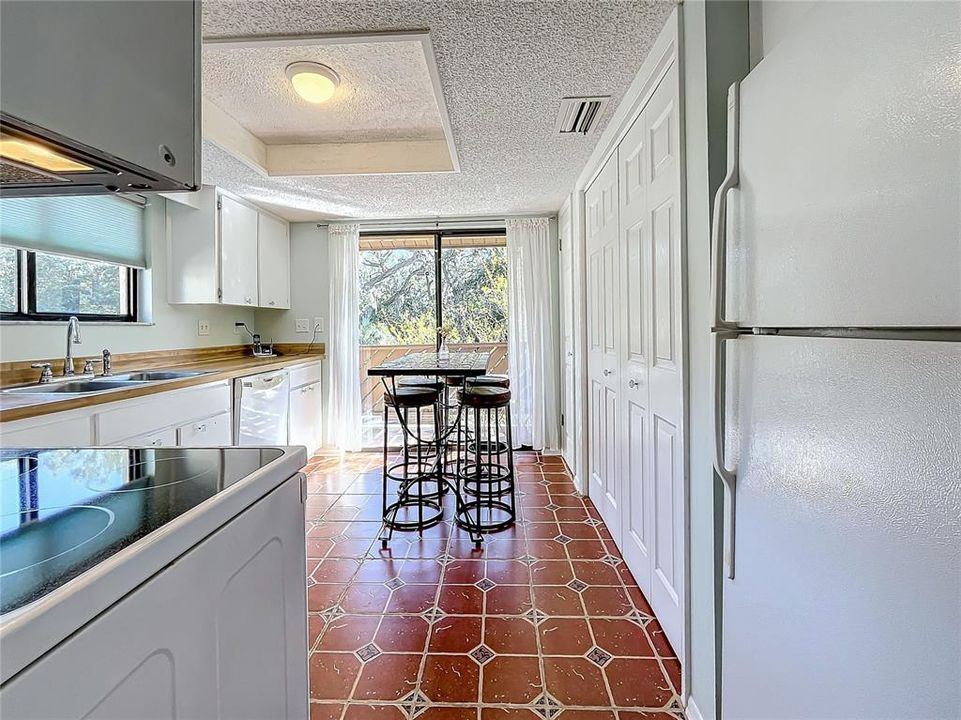 For Sale: $244,900 (2 beds, 2 baths, 1060 Square Feet)