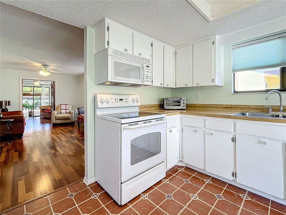 For Sale: $244,900 (2 beds, 2 baths, 1060 Square Feet)