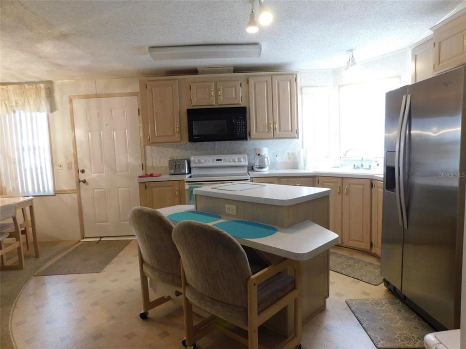 KITCHEN WITH BREAKFAST BAR