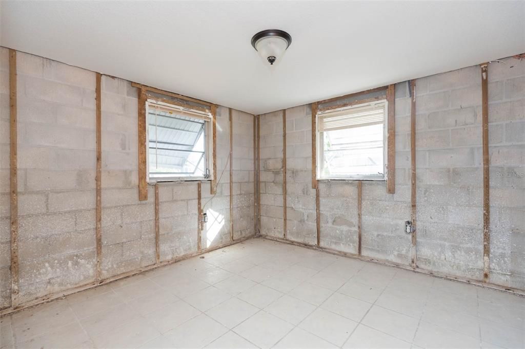 For Sale: $200,000 (2 beds, 1 baths, 864 Square Feet)