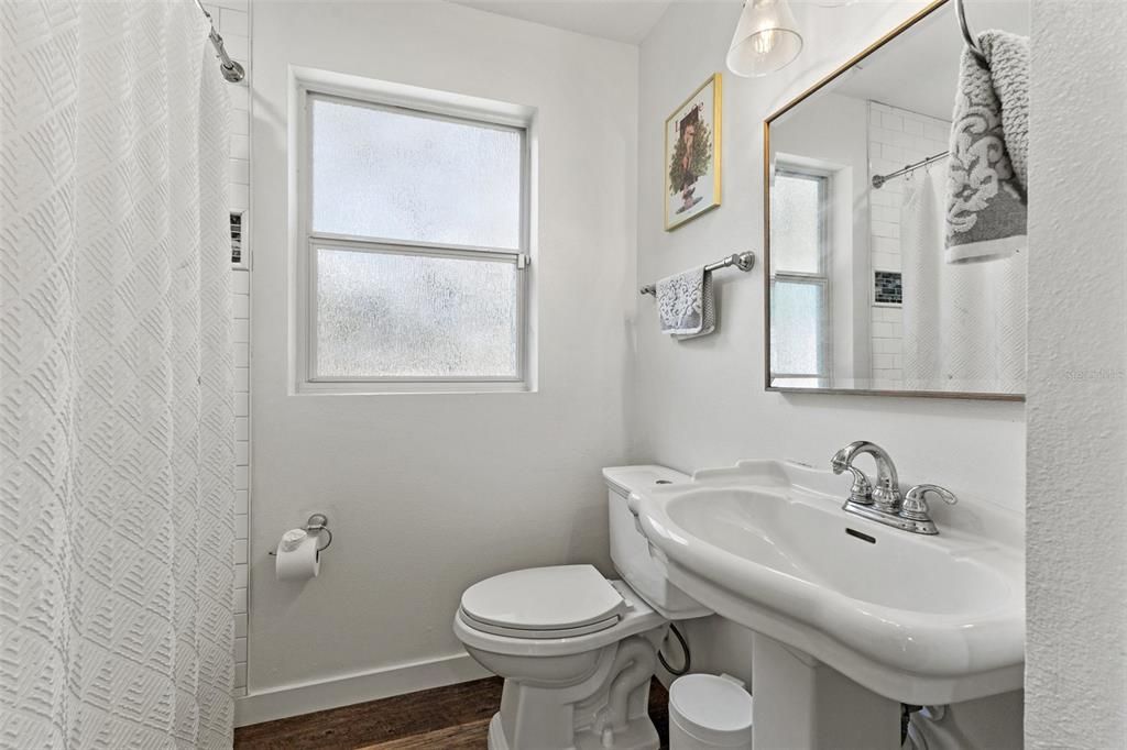 For Sale: $365,000 (2 beds, 2 baths, 897 Square Feet)