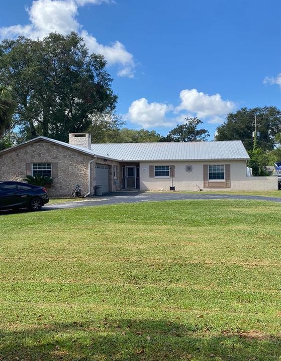 large front yard lots of driveway parking