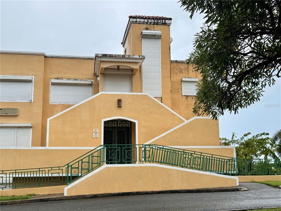 最近售出: $165,000 (3 贝兹, 3 浴室, 1929.3 平方英尺)