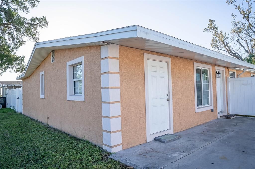 For Sale: $360,000 (3 beds, 3 baths, 1000 Square Feet)