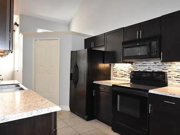 For Rent: $2,200 (2 beds, 2 baths, 1154 Square Feet)