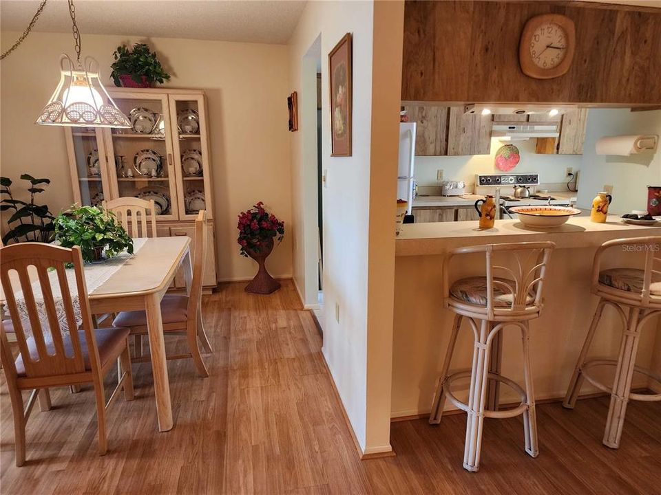 Area between kitchen and dining