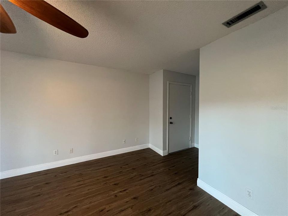 For Sale: $139,000 (1 beds, 1 baths, 803 Square Feet)