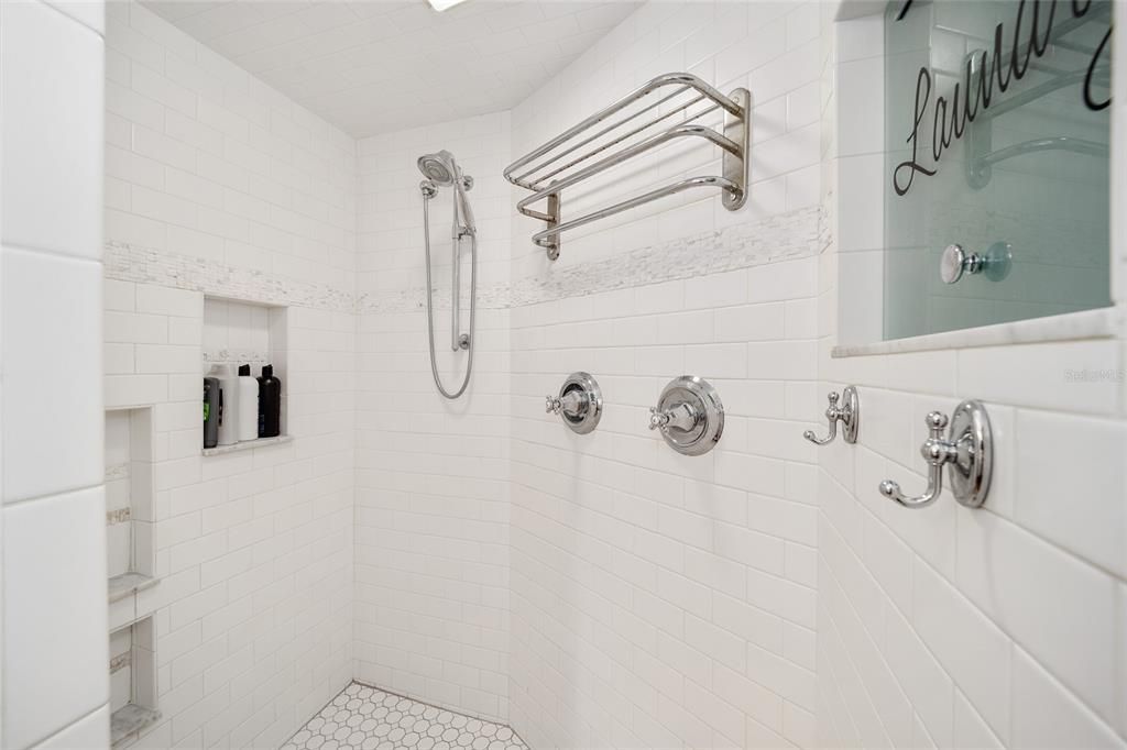 For Sale: $500,000 (2 beds, 1 baths, 1334 Square Feet)