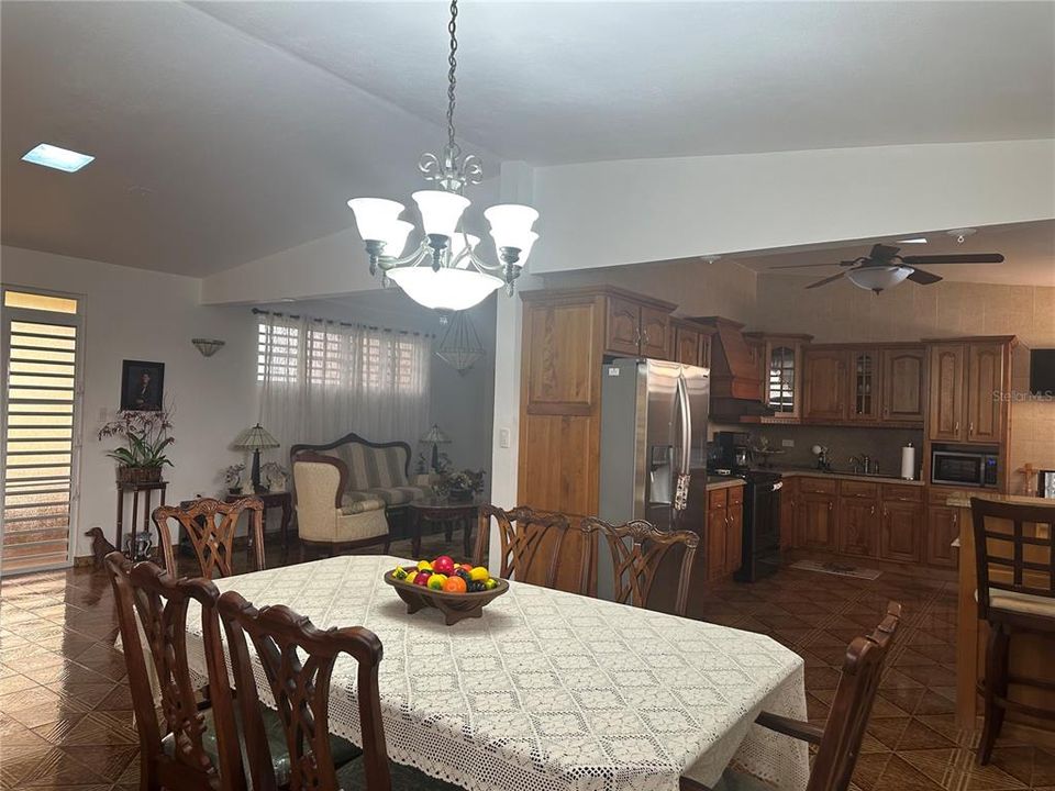 For Sale: $425,000 (4 beds, 3 baths, 2000 Square Feet)