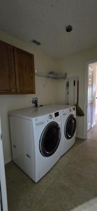 For Rent: $2,600 (3 beds, 2 baths, 2214 Square Feet)