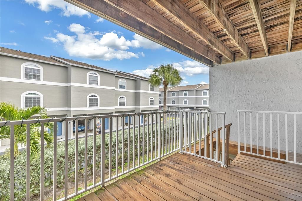 2nd deck/balcony off the living room