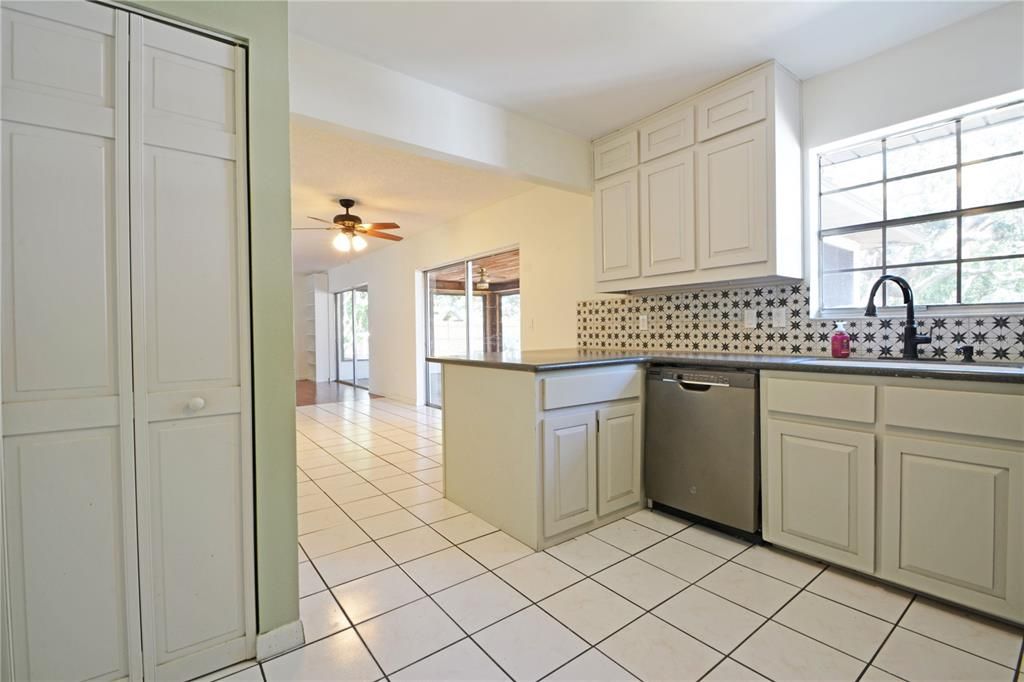 For Sale: $285,000 (3 beds, 2 baths, 1460 Square Feet)