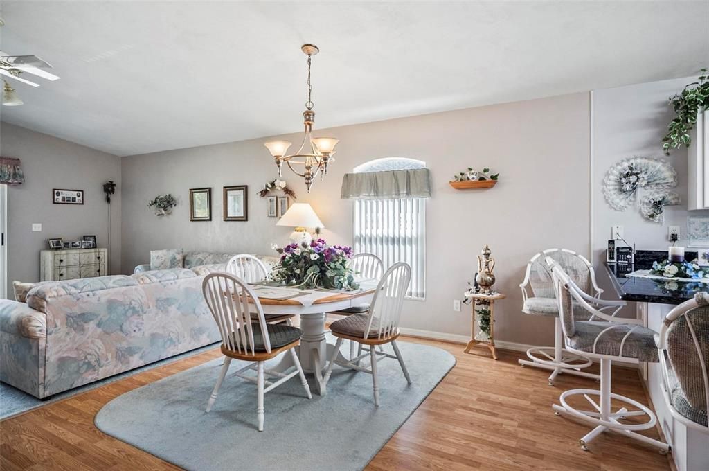 For Sale: $292,885 (2 beds, 2 baths, 1339 Square Feet)