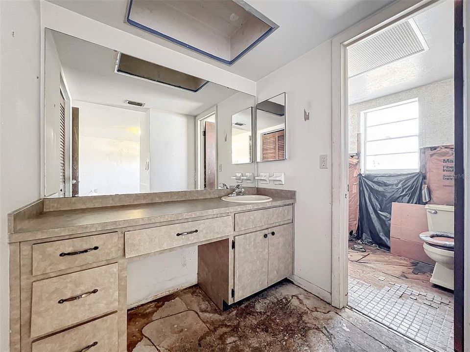 For Sale: $325,000 (4 beds, 2 baths, 2076 Square Feet)