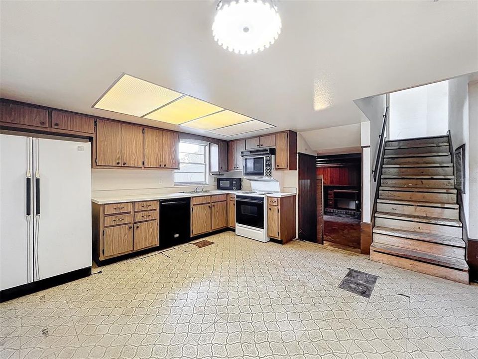 For Sale: $325,000 (4 beds, 2 baths, 2076 Square Feet)