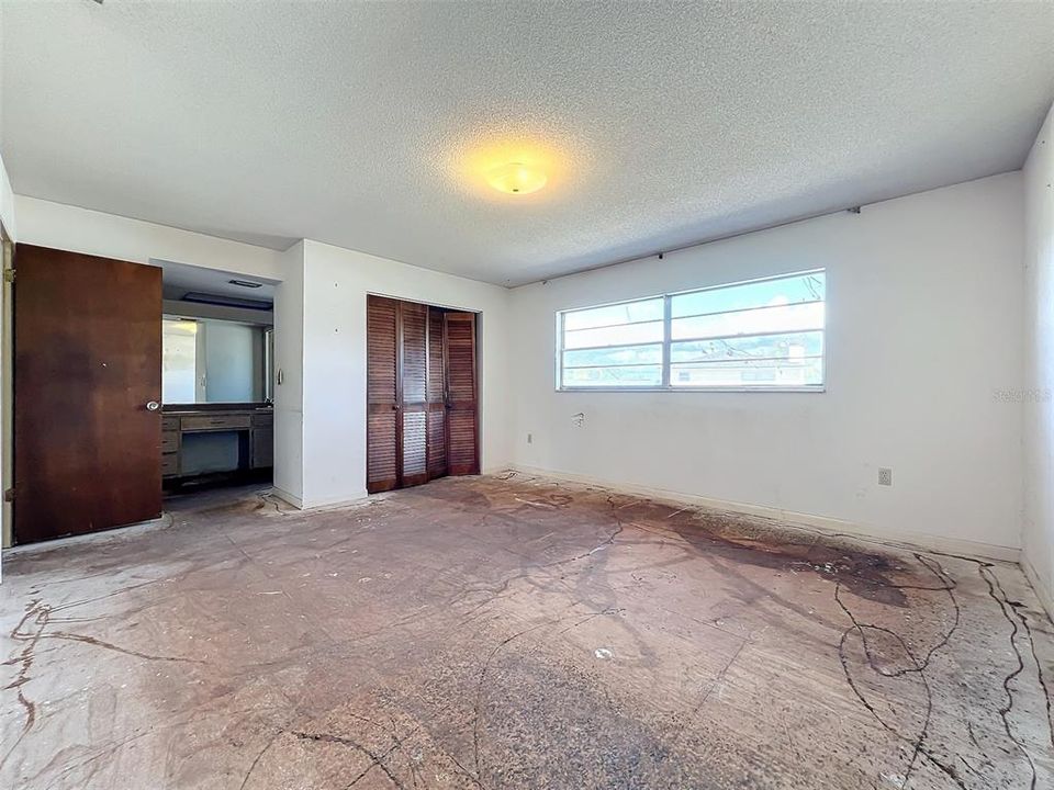 For Sale: $325,000 (4 beds, 2 baths, 2076 Square Feet)