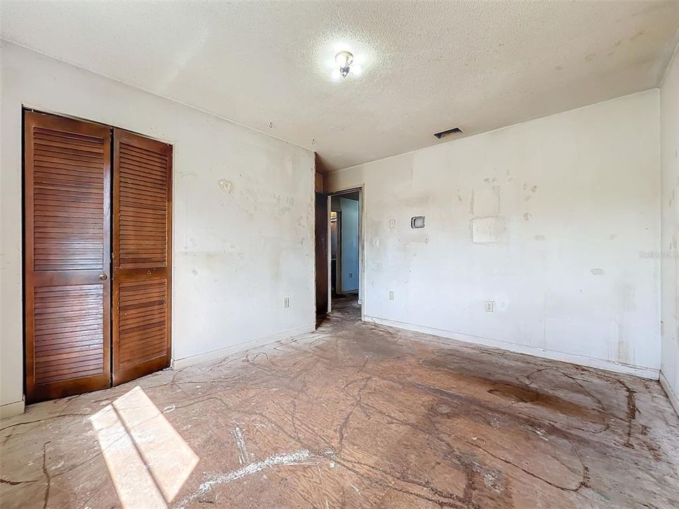 For Sale: $325,000 (4 beds, 2 baths, 2076 Square Feet)