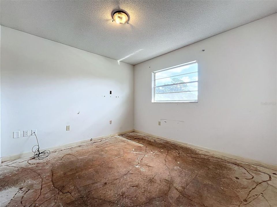 For Sale: $325,000 (4 beds, 2 baths, 2076 Square Feet)