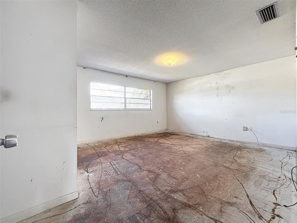 For Sale: $325,000 (4 beds, 2 baths, 2076 Square Feet)