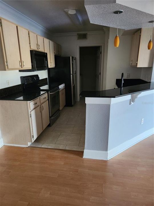 For Rent: $1,600 (1 beds, 1 baths, 1000 Square Feet)